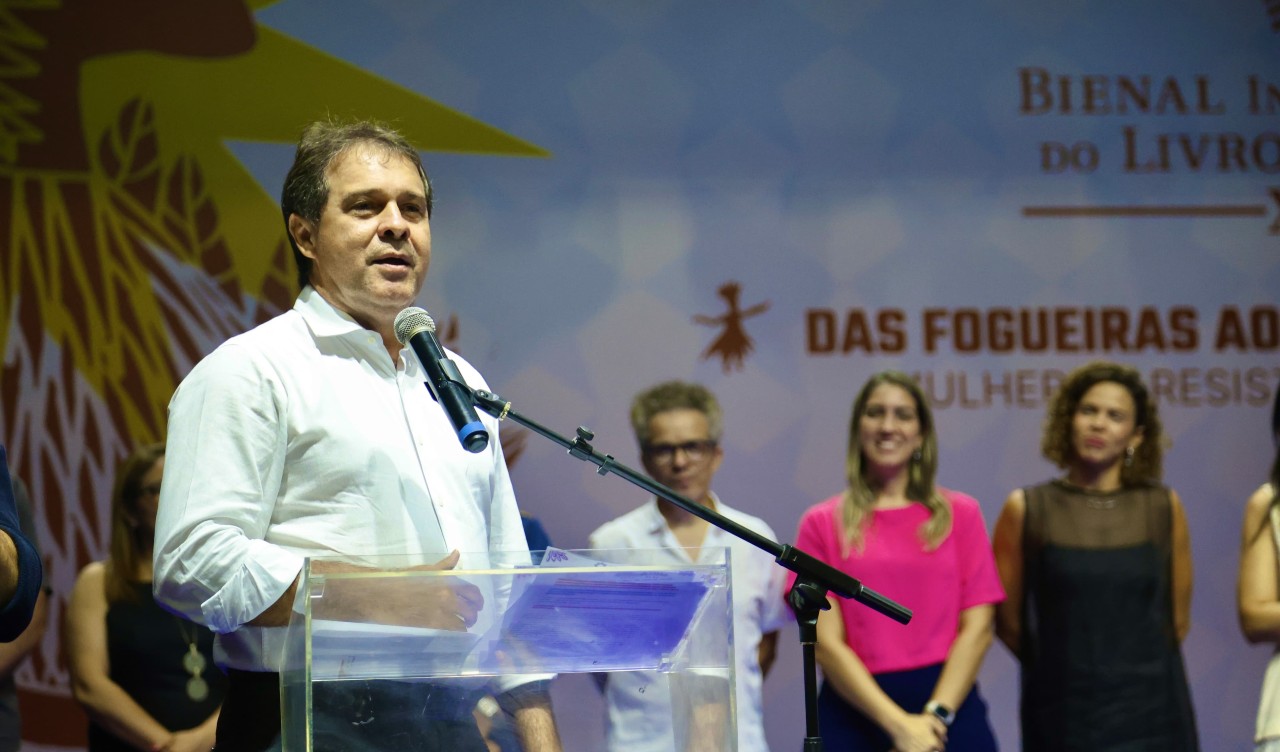 Evandro discursando no palco da bienl